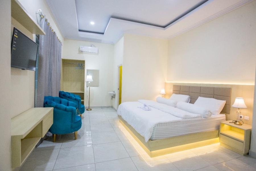 EXECUTIVE ROOM