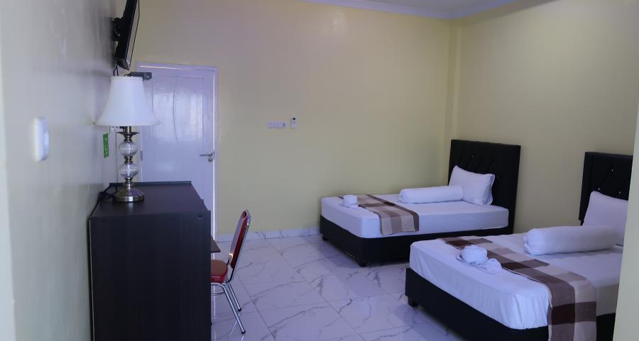 TWIN ROOM